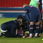 Neymar, en el suelo, lesionado, en el último partido de la Champions