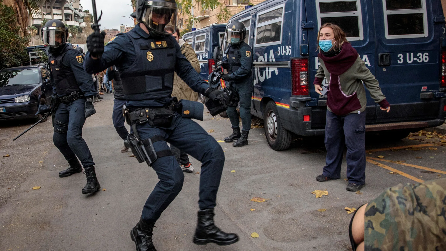 Decenas de agentes de la Policía Nacional han entrado a primera hora de la mañana de este lunes en el "Casal Social Okupado de L’Horta", en el barrio valenciano de Benimaclet, y cerca de cien de personas se ha concentrado en las inmediaciones en señal de protesta