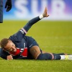 Neymar se duele sobre el césped tras lesionarse el tobillo ante el Olympique de Lyon