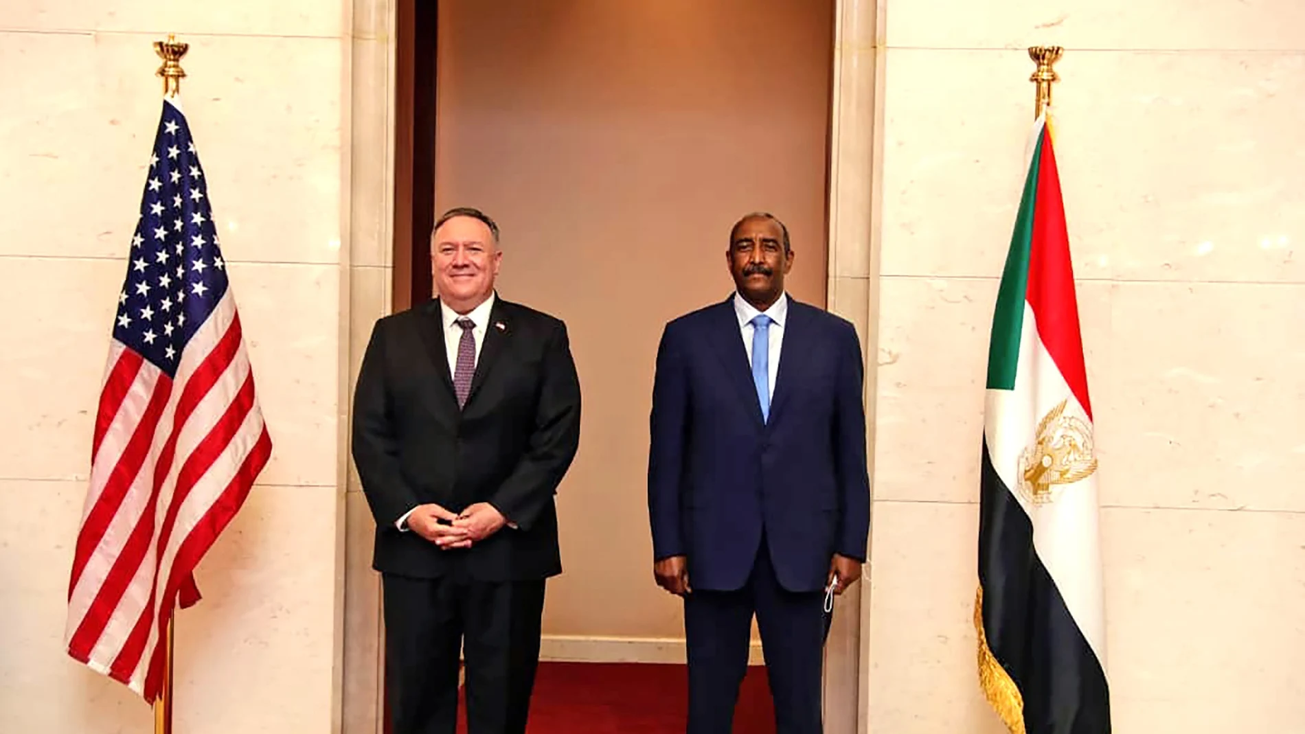 Fotografía de archivo del 25 de agosto de 2020, el secretario de Estado de Estados Unidos, Mike Pompeo, junto al general sudanés Abdel-Fattah Burhan, el jefe del consejo soberano gobernante, en Jartum, Sudán
