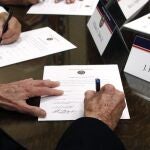 Miembros del Colegio Electoral de Misisipi en 2016 firmando el certificado de victoria del candidato