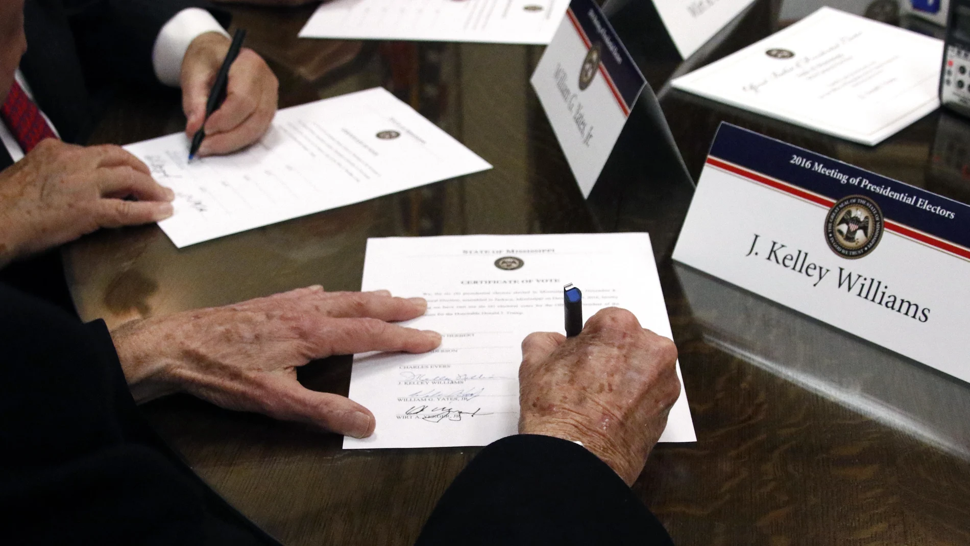 Miembros del Colegio Electoral de Misisipi en 2016 firmando el certificado de victoria del candidato