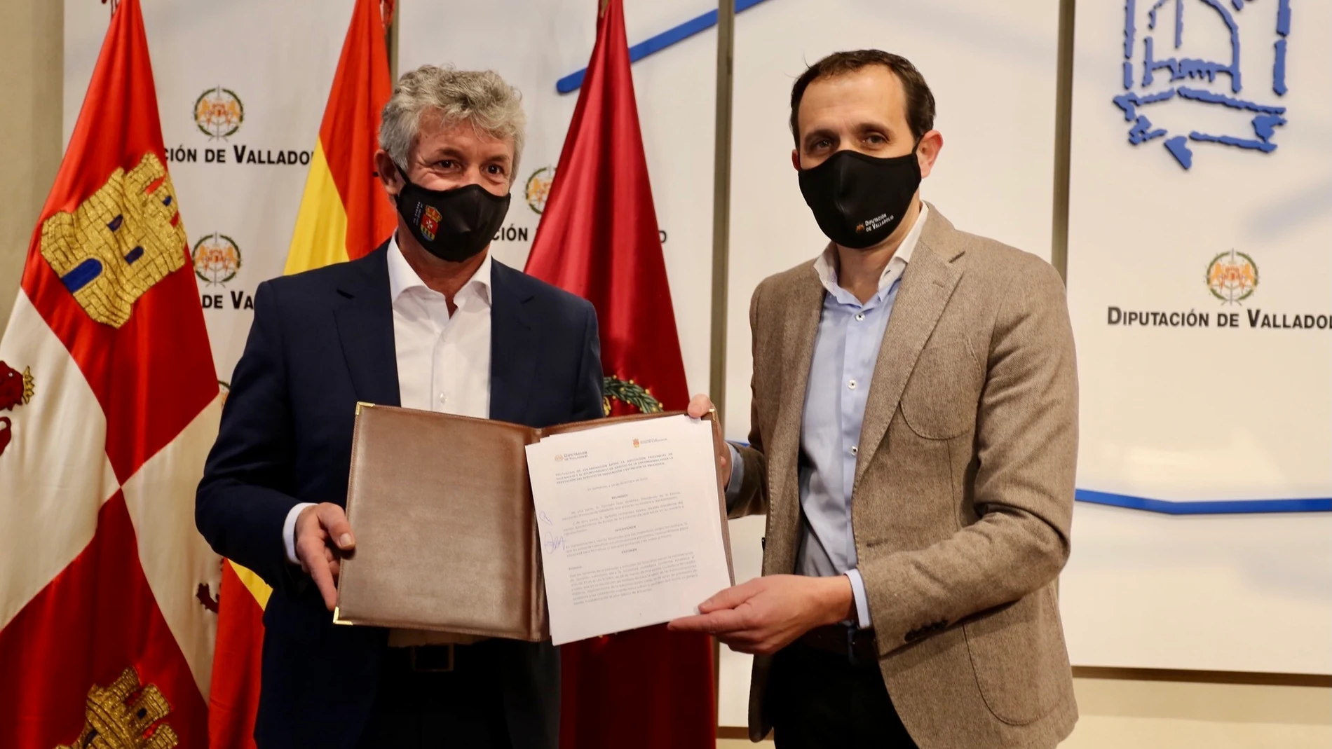 El presidente de la Diputación de Valladolid, Conrado Íscar, y el acalde de Arroyo de la Encomienda, Sarbelio Fernández, firman el protocolo de colaboración para la puesta en marcha de un parque de Bomberos en la localidad.