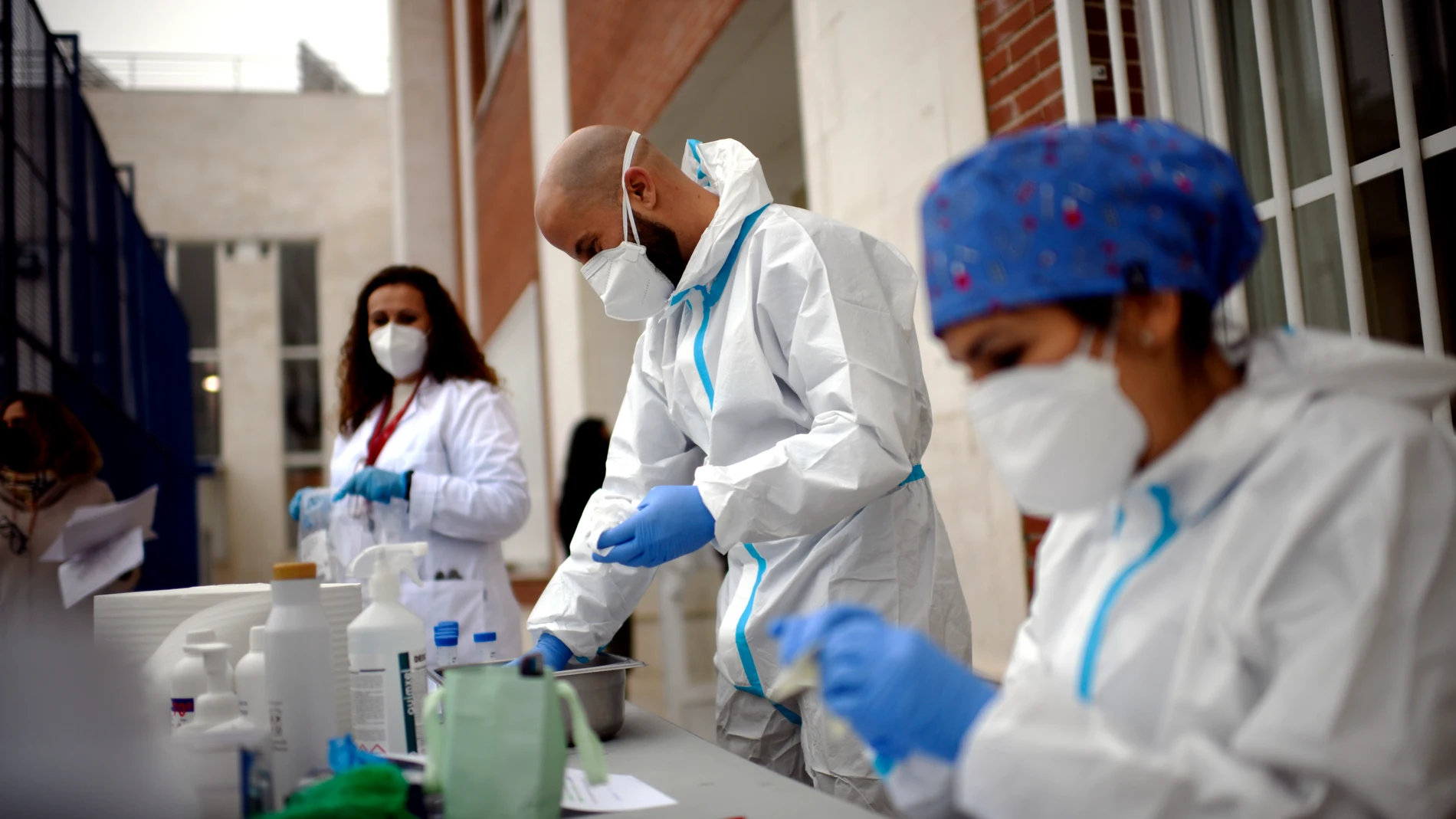 Sanitarios realizando tests de RT-PCR en saliva a alumnos del Colegio Internacional Alameda de Osuna.