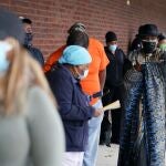 Los primeros votantes hacen cola en Atlanta para emitir sus votos que determinarán el control del Senado
