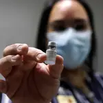 Una enfermera enseña el bote de la vacuna de los laboratorios Pfizer/BioNTech contra la Covid-19 hoy en el Hospital Ashford de San Juan, (Puerto Rico)