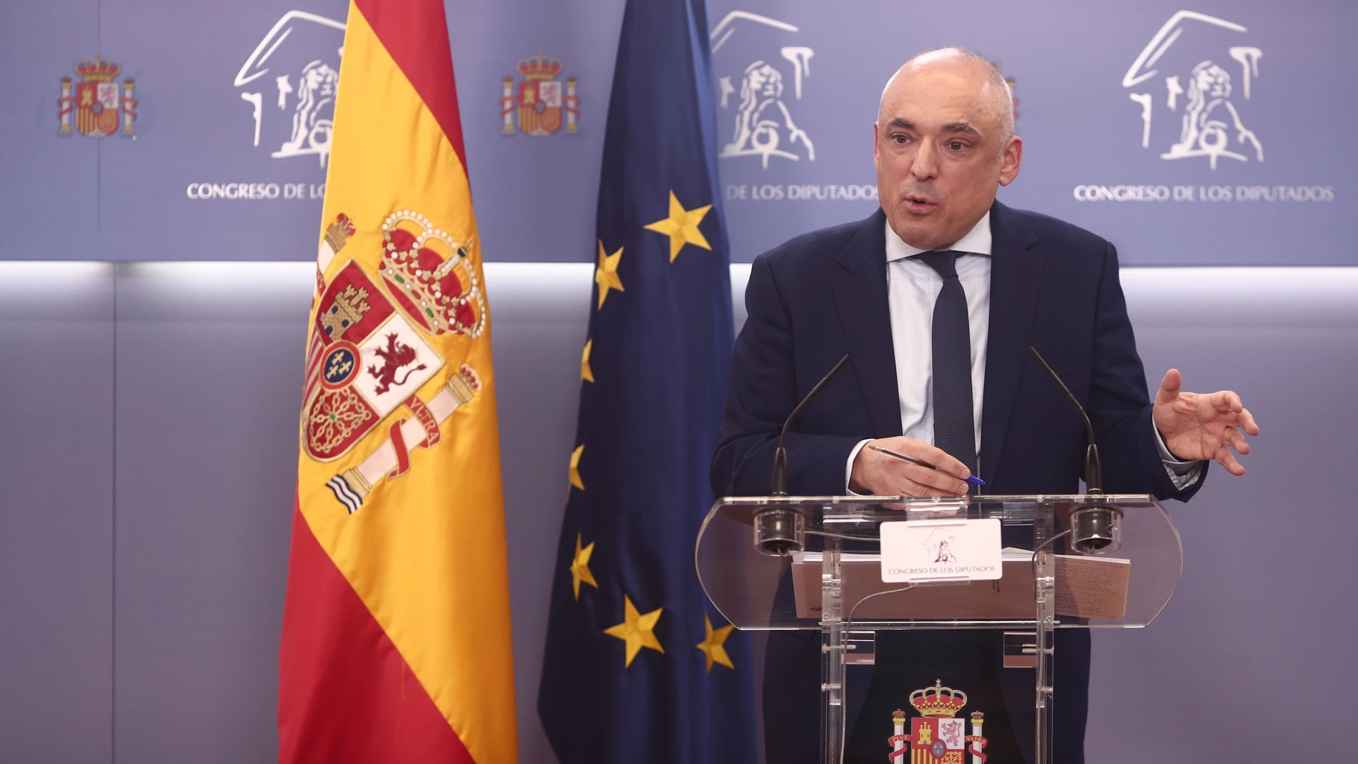 El secretario general del Grupo Socialista en el Congreso, Rafael Simancas en rueda de prensa en el Congreso de los Diputados durante la celebración de la Junta de Portavoces