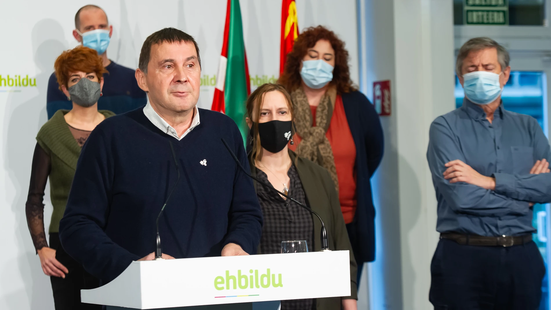 El coordinador general de EH Bildu, Arnaldo Otegi (1i), junto a los encausados del caso Bateragune Sonia Jacinto (3d) y Rafa Síez Usabiaga (1d), en la sede de EH Bildu, Donosti, Euskadi (España), tras la decisión del Supremo de que fuesen juzgados de nuevo