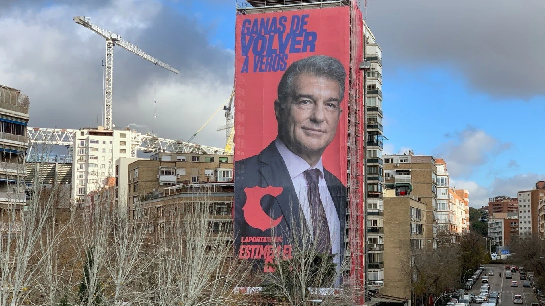 Pancarta con la imagen de Laporta y el mensaje "ganas de volver a veros".