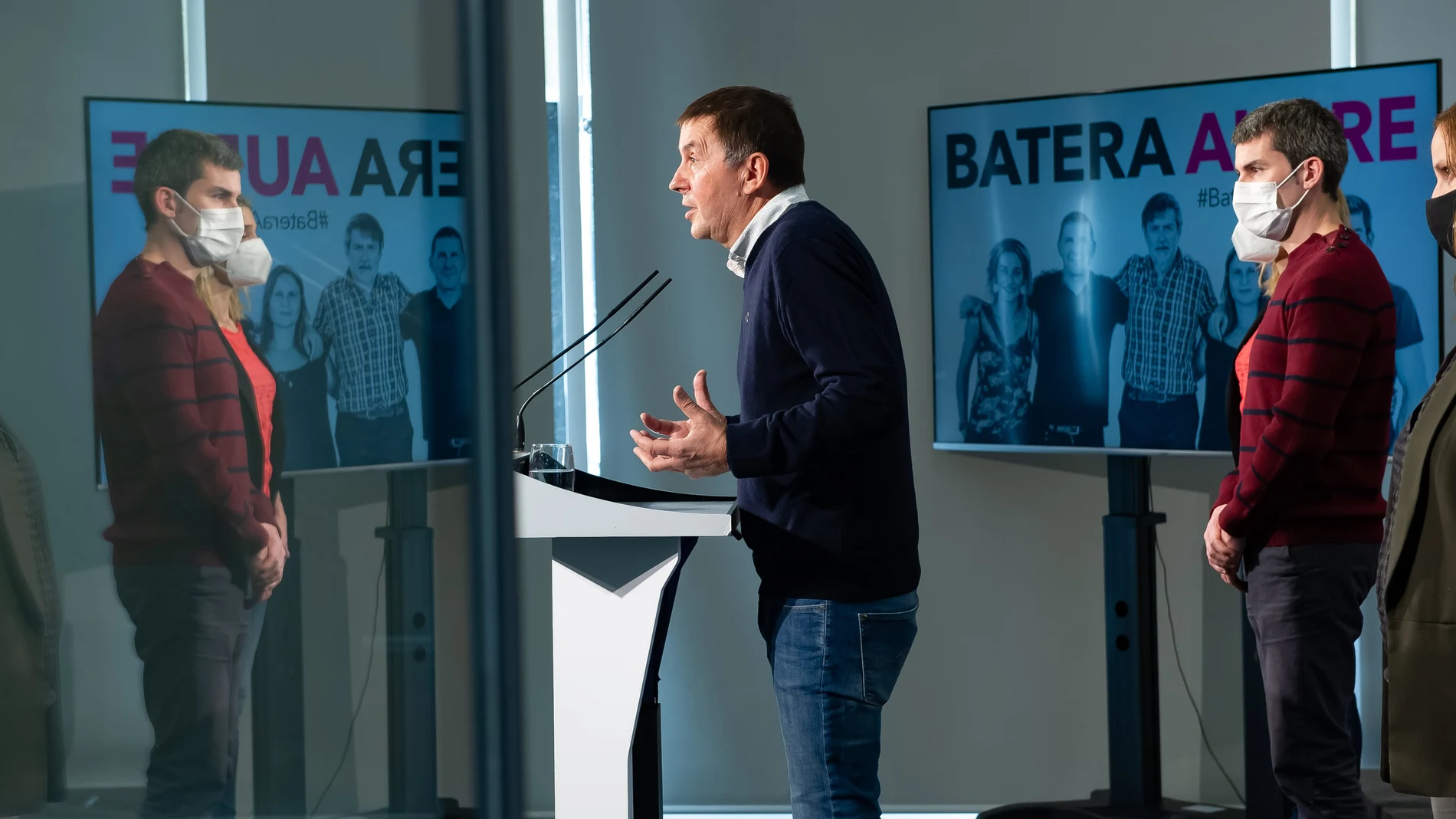 El coordinador general de EH Bildu, Arnaldo Otegi (centro), junto a los encausados del caso Bateragune Arkaitz Rodríguez (2d) y Sonia Jacinto (1d), comparece en la sede del partido tras la decisión del Supremo