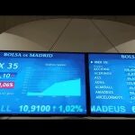Una pantalla muestra un gráfico con la evolución del IBEX 35 este martes en el parqué madrileño
