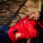 Antonio Matarranz toma el sol en un parque a los dos años de escapar de su muerte