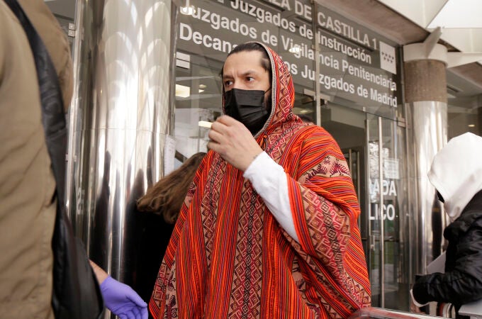 Rafael Amargo acude a los juzgados junto a su pareja a firmar, en Madrid (España), a 15 de diciembre de 2020.