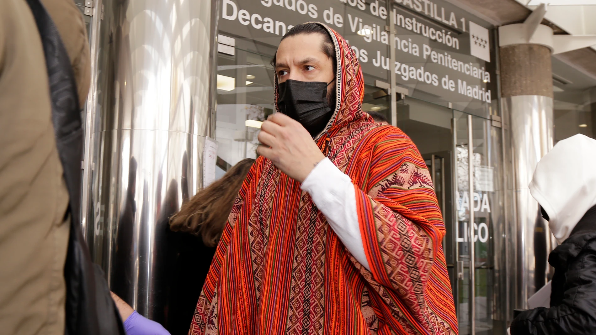 Rafael Amargo acude a los juzgados junto a su pareja a firmar, en Madrid (España), a 15 de diciembre de 2020.