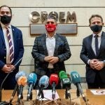 Rueda de prensa de los alcaldes de Los Alcázares, Mario Pérez (i), y Torre Pacheco, Antonio León (d), y el presidente de la patronal hostelera murciana, Jesús Jiménez (c), para reivindicar la apertura del interior de los bares y restaurantes de esas localidades, cerrados por orden gubernativa por la incidencia extrema del coronavirus en esos municipios. EFE/Marcial Guillén