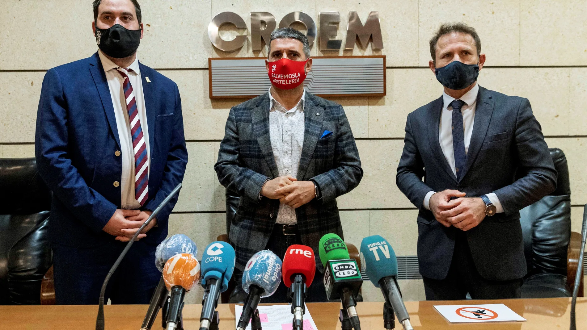 Rueda de prensa de los alcaldes de Los Alcázares, Mario Pérez (i), y Torre Pacheco, Antonio León (d), y el presidente de la patronal hostelera murciana, Jesús Jiménez (c), para reivindicar la apertura del interior de los bares y restaurantes de esas localidades, cerrados por orden gubernativa por la incidencia extrema del coronavirus en esos municipios. EFE/Marcial Guillén