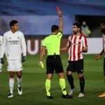 La tarjeta roja a Raúl García dejó al Athletic con un jugador menos a los 13 minutos