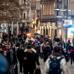 Munich (Germany), 15/12/2020.- People during shopping in the city center at the 'Kaufingerstrasse' in Munich, Germany, 15 December 2020. Due to an increasing number of cases of the COVID-19 pandemic caused by the SARS CoV-2 coronavirus, new nationwide restrictions have been announced to counteract a rise in infections, as the closing of the single store starting tomorrow 16 December. (Alemania) EFE/EPA/LUKAS BARTH-TUTTAS