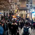 Munich (Germany), 15/12/2020.- People during shopping in the city center at the &#39;Kaufingerstrasse&#39; in Munich, Germany, 15 December 2020. Due to an increasing number of cases of the COVID-19 pandemic caused by the SARS CoV-2 coronavirus, new nationwide restrictions have been announced to counteract a rise in infections, as the closing of the single store starting tomorrow 16 December. (Alemania) EFE/EPA/LUKAS BARTH-TUTTAS