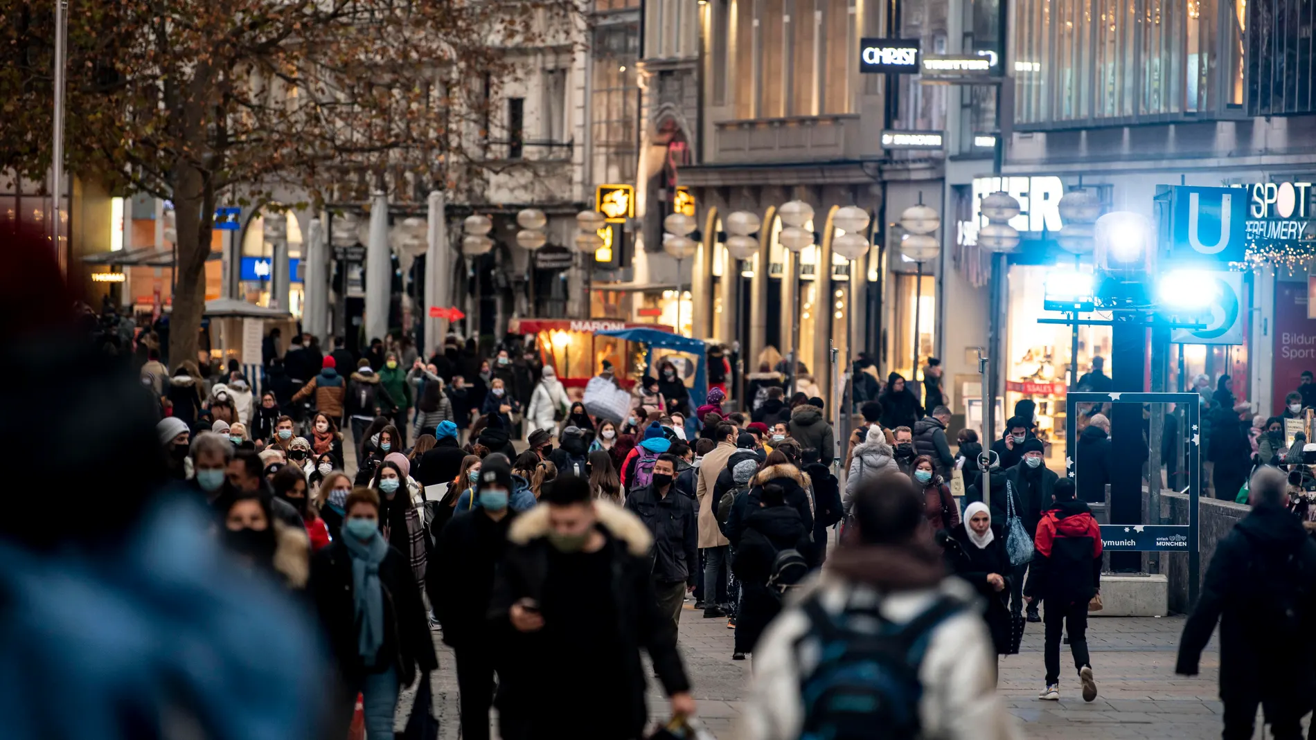 Munich (Germany), 15/12/2020.- People during shopping in the city center at the 'Kaufingerstrasse' in Munich, Germany, 15 December 2020. Due to an increasing number of cases of the COVID-19 pandemic caused by the SARS CoV-2 coronavirus, new nationwide restrictions have been announced to counteract a rise in infections, as the closing of the single store starting tomorrow 16 December. (Alemania) EFE/EPA/LUKAS BARTH-TUTTAS