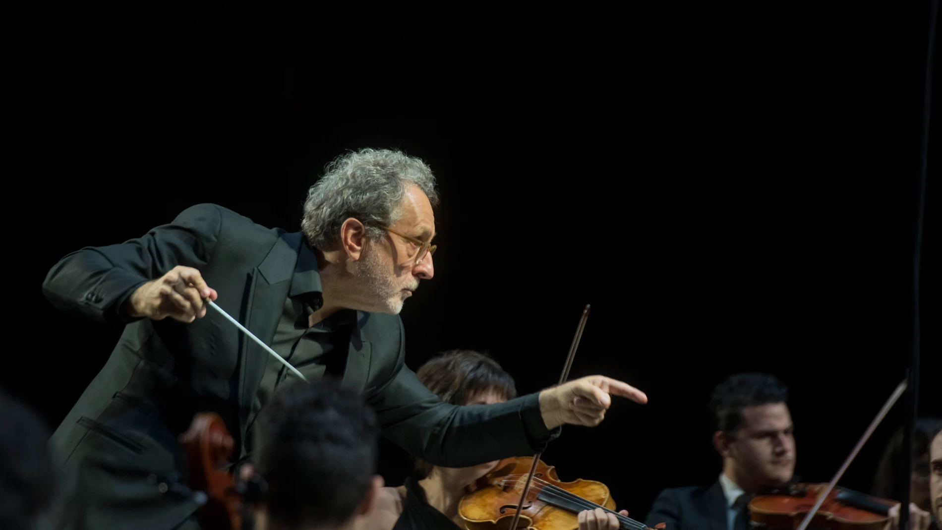 El director Josep Pons en el concierto "Beethoven 250" de la Fundación La Caixa
