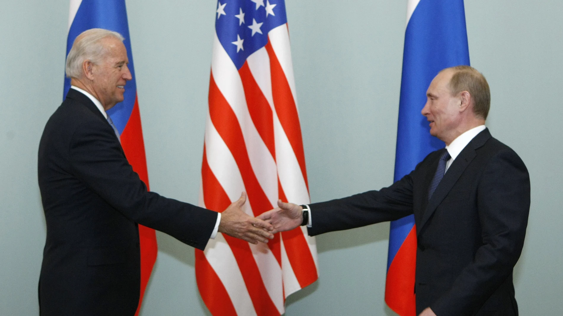 El entonces vicepresidente Joe Biden y Vladimir Putin en Moscú en 2011