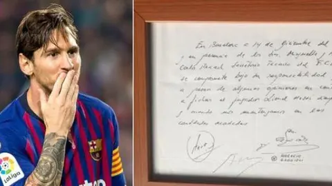 Messi junto la servilleta que le unió al FC Barcelona