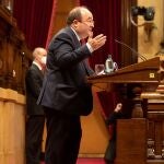 El presidente del grupo parlamentario Socialistes - Units per Avançar, Miquel Iceta, en el Pleno del Parlament.