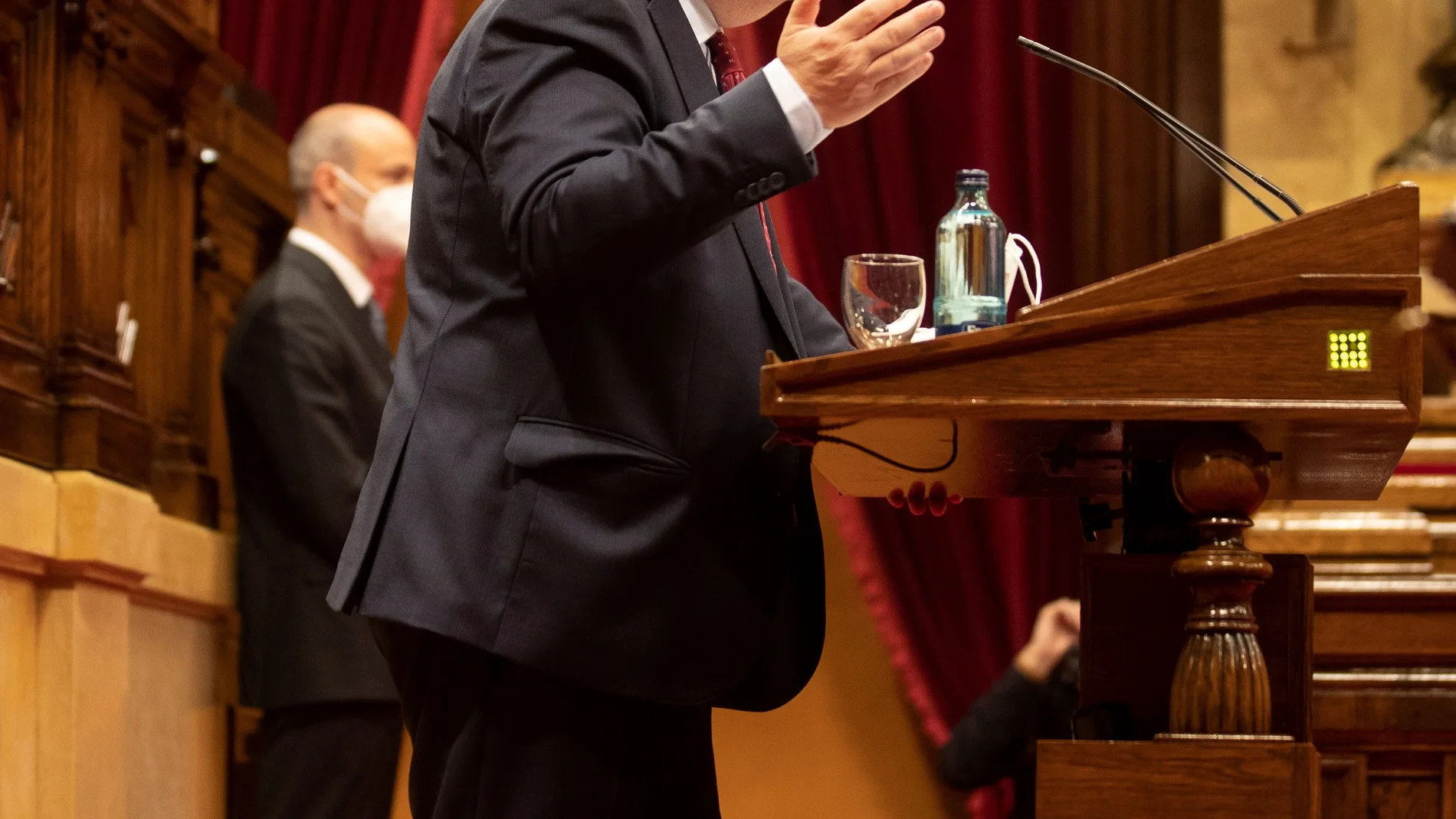 El presidente del grupo parlamentario Socialistes - Units per Avançar, Miquel Iceta, en el Pleno del Parlament.