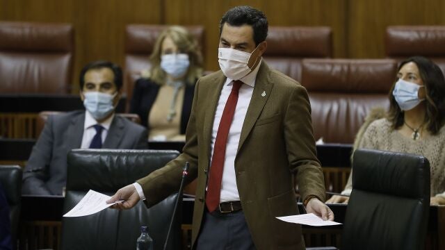 El presidente de la Junta, Juanma Moreno, en el Parlamento en la sesión de control al Ejecutivo