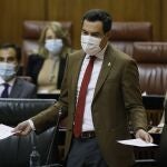 El presidente de la Junta, Juanma Moreno, en el Parlamento en la sesión de control al Ejecutivo