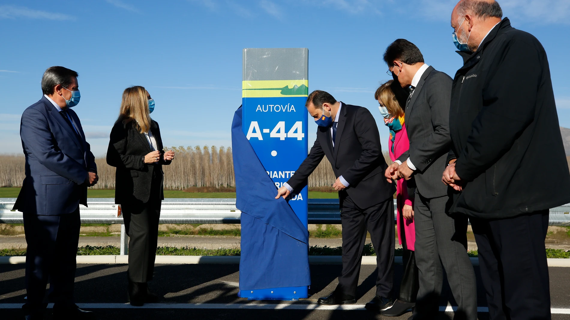 El Ministro de Transportes, Movilidad y Agenda Urbana, José Luis Ábalos (c), inagura la puesta en servicio de la variante exterior de Granada o segunda circunvalación, junto con la Consejera de Fomento de la Junta de Andalucía, Marifran Carazo (2i)