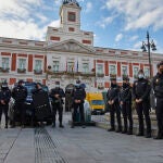 Varios agentes de la Policía Nacional durante la presentación de la Jefatura Superior de Policía de un dispositivo especial de seguridad en el marco de la 'Operación Navidad' en la Puerta del Sol durante el año pñasado