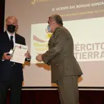 El JEME entrega su diploma de embajador al ex seleccionador Vicente del Bosque