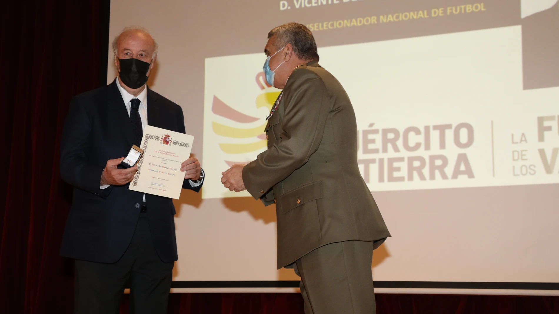 El JEME entrega su diploma de embajador al ex seleccionador Vicente del Bosque