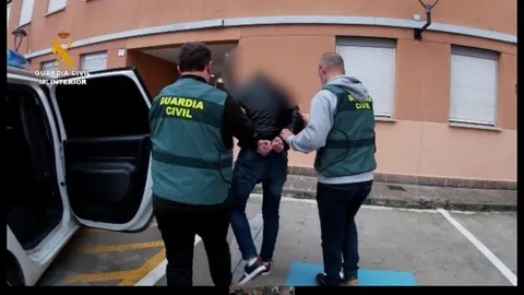 los agentes conducen al detenido