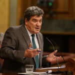 El ministro de Seguridad Social, Inclusión y Migraciones, José Luis Escrivá, interviene durante una sesión de control al Ejecutivo, en Madrid (España), a 16 de diciembre de 2020.