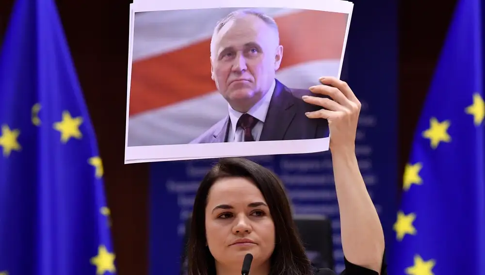 La lider opositora de Belorusia Svetlana Tikhanovskaya sostiene una foto del político Mikalai Statkevic en la sede del Parlamento Europeo en Bruselas