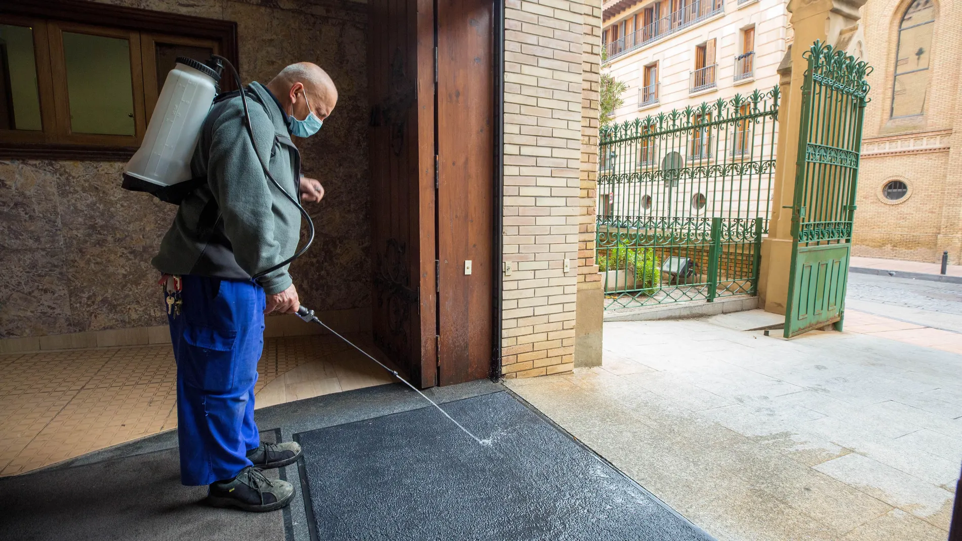 En la imagen, tareas de desinfección en la entrada de la Casa de Amparo de Zaragoza. Conscientes de la importancia que tiene el contacto con las familias, el departamento de Derechos Sociales ha facilitado las visitas a las residencias, que podrán ser de hasta cinco personas a la vez, durante hora y media, previa concertación de cita y declaración responsable, y en un lugar adecuado y bien ventilado.