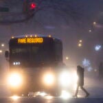 New York (United States), 16/12/2020.- A pedestrian crosses a street as snow falls in New York, New York, USA, 16 December 2020. A major snowstorm is passing over the northeastern portion of the United States overnight and as much as 2 feet / 0.6 meters of snow expected in some areas. (Estados Unidos, Nueva York) EFE/EPA/JUSTIN LANE