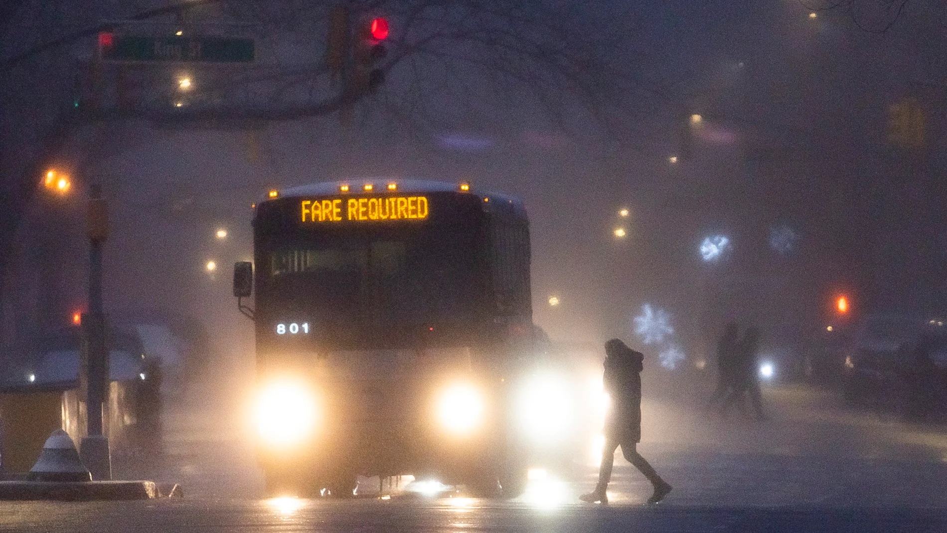 New York (United States), 16/12/2020.- A pedestrian crosses a street as snow falls in New York, New York, USA, 16 December 2020. A major snowstorm is passing over the northeastern portion of the United States overnight and as much as 2 feet / 0.6 meters of snow expected in some areas. (Estados Unidos, Nueva York) EFE/EPA/JUSTIN LANE