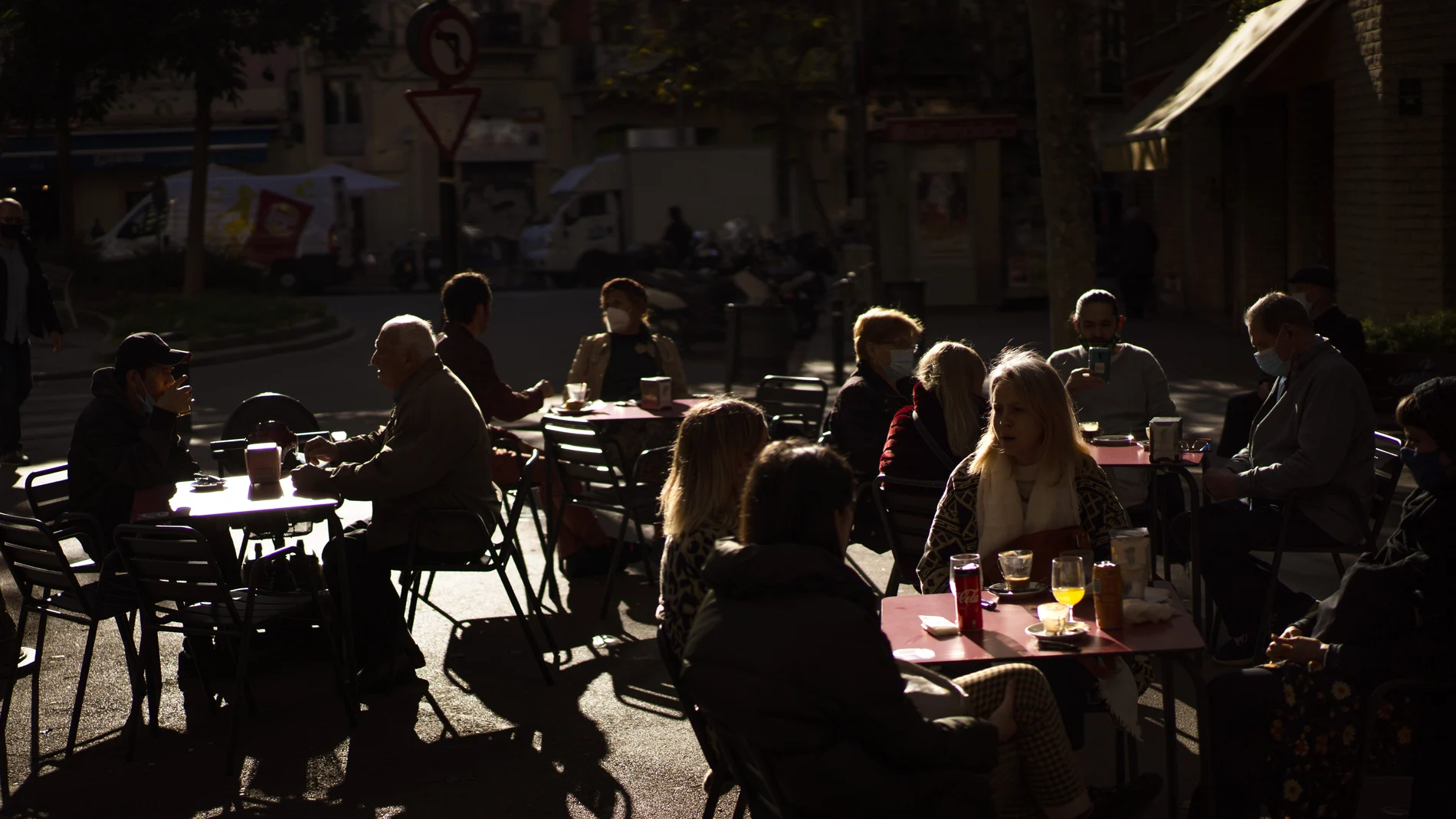 Clientes en una terraza de Barcelona. (AP Photo/Emilio Morenatti)