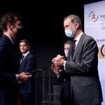 GRAF6390. MADRID, 16/12/2020.- El rey Felipe VI (d) conversa con uno de los premiados durante la entrega de la XVII edición de los Premios Fundación Víctimas del Terrorismo este miércoles en Casa América, Madrid. EFE/ Chema Moya POOL