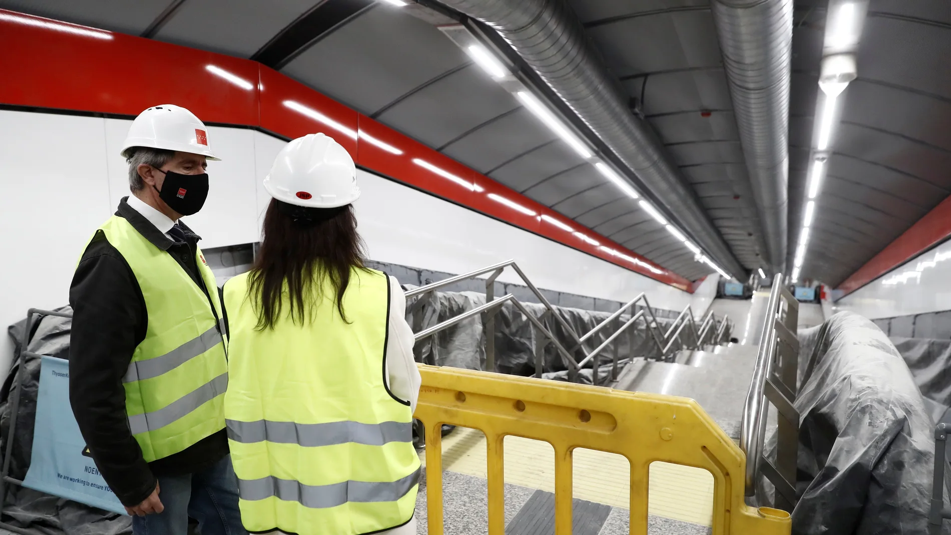 El consejero de Transportes, Movilidad e Infraestructuras de la Comunidad de Madrid, Ángel Garrido, y la presidenta de Adif, Isabel Pardo, conversan en el túnel que une las estaciones de de Metro Gran Vía con Cercanías de Sol.
