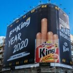 : Imagen de la iniciativa de eLPOZO KING con el mensaje de despedida del año desplegado en una céntrica calle de MadridGRUPO FUERTES15/12/2020