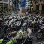 Agentes de la Policía Nacional Bolivariana bloquean el paso de una manifestación opositora