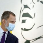 MADRID, 17/12/2020.- El rey Felipe VI visita la exposición dedicada al que fuera presidente de la II República Manuel Azaña en la Biblioteca Nacional de España (BNE) en Madrid, este jueves. EFE/ Mariscal POOL