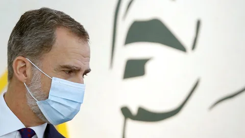 MADRID, 17/12/2020.- El rey Felipe VI visita la exposición dedicada al que fuera presidente de la II República Manuel Azaña en la Biblioteca Nacional de España (BNE) en Madrid, este jueves. EFE/ Mariscal POOL