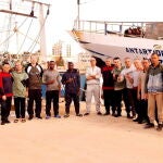 Los pescadores italianos posan en Libia después de ser liberados
