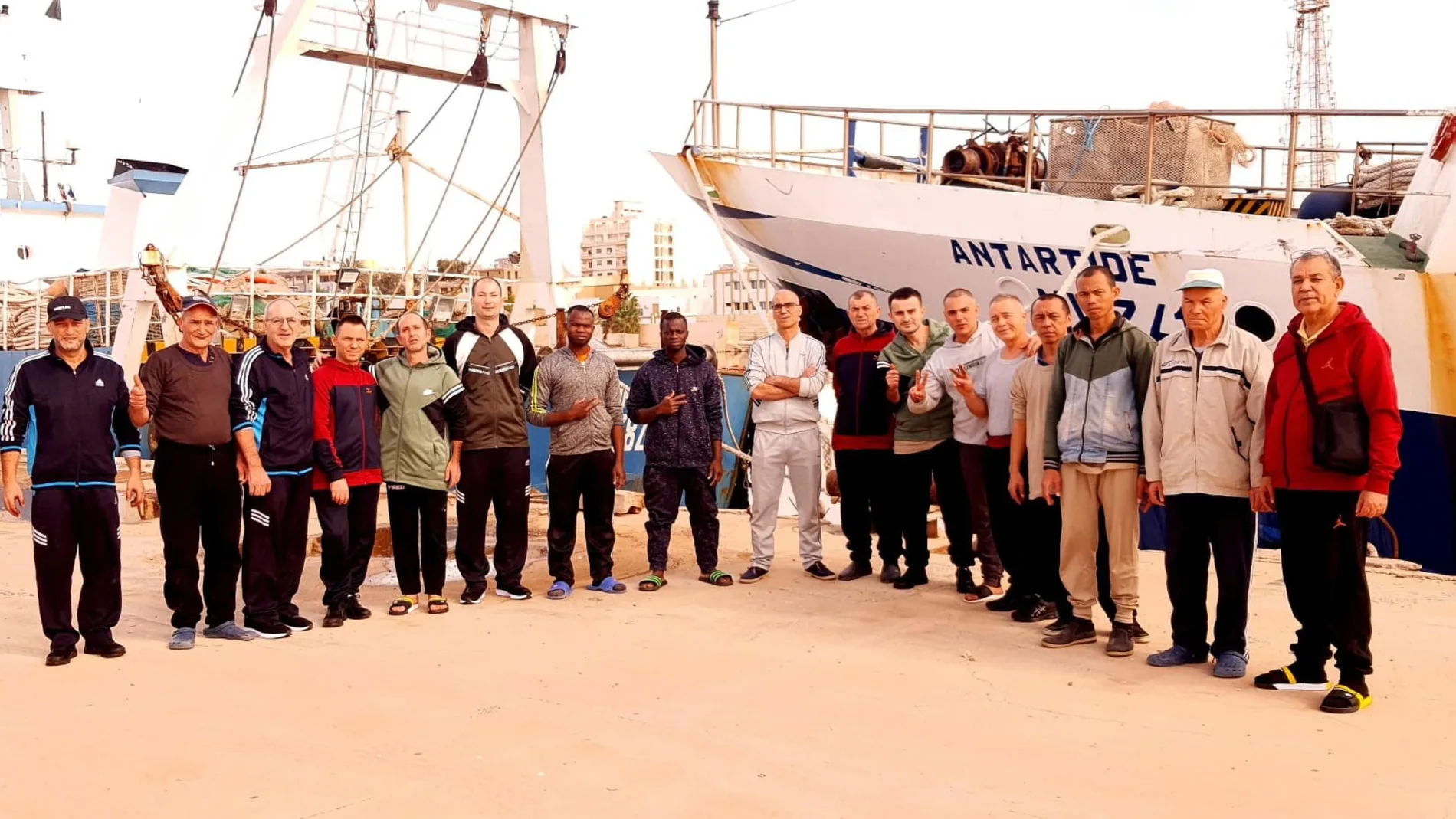 Los pescadores italianos posan en Libia después de ser liberados